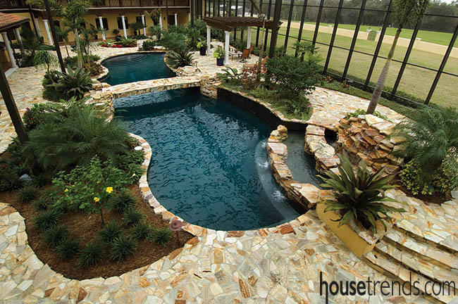 Swimming pool mimics a laggon look