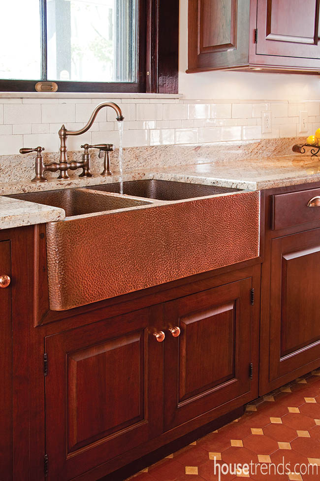 Copper farmhouse sink fits a theme