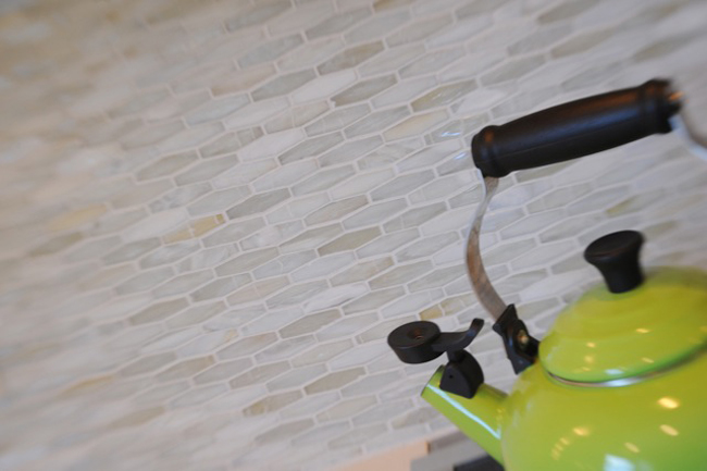 Glass backsplash ties a kitchen together