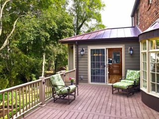 Deck design keeps a family in tune with nature
