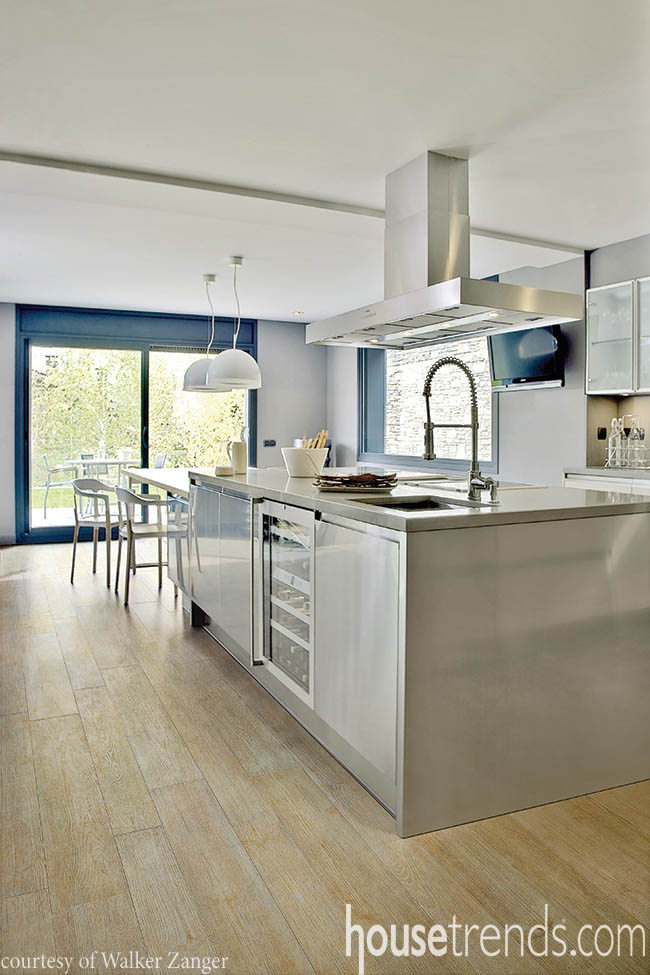 Porcelain tile inspired by the past