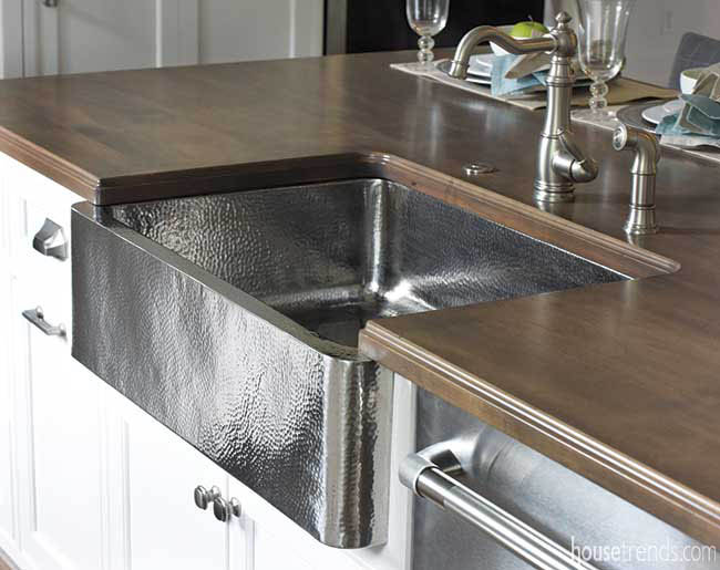 Farmhouse sink made of hammered metal