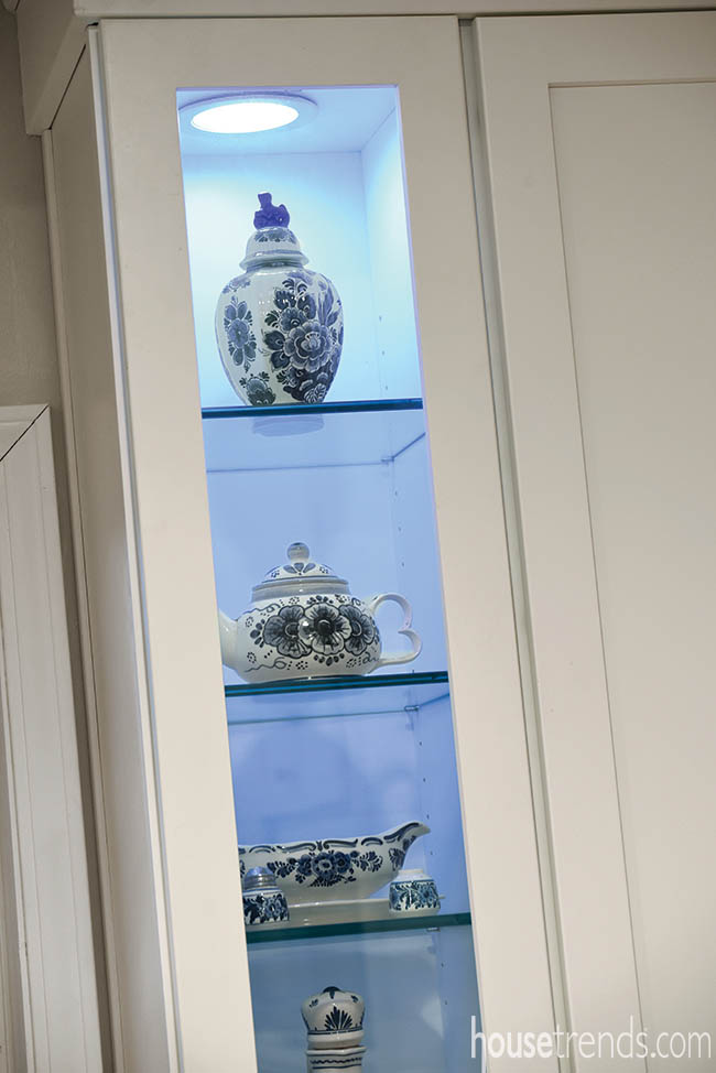 Cabinets display Delft china collection