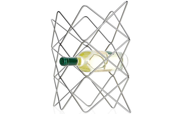 Small wine rack for convenient storage